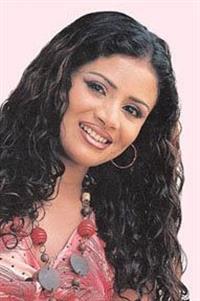 Portrait photo of the artist Amila Nadeeshani