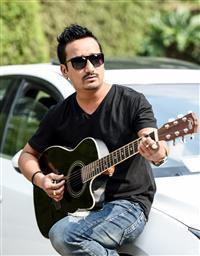 Portrait photo of the artist Avantha Udesh