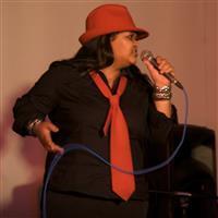 Portrait photo of the artist Chinthy