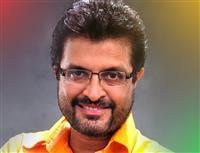 Portrait photo of the artist Dayan Witharana