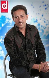 Portrait photo of the artist Indrajith Dolamulla