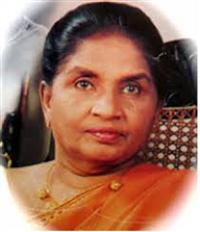 Portrait photo of the artist Latha Walpola