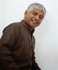 Portrait photo of the artist Rodni Warnakula