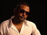 Portrait photo of the artist Rukshan Mark