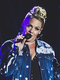 Portrait photo of the artist Seneth Dayanath