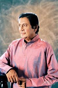 Portrait photo of the artist Sisira Senarathne