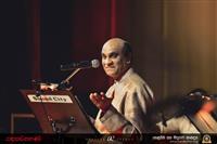 Portrait photo of the artist Sunil Edirisinghe